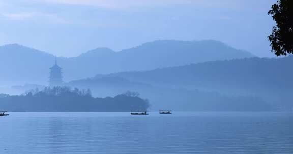 杭州西湖清晨雷峰塔山色空蒙