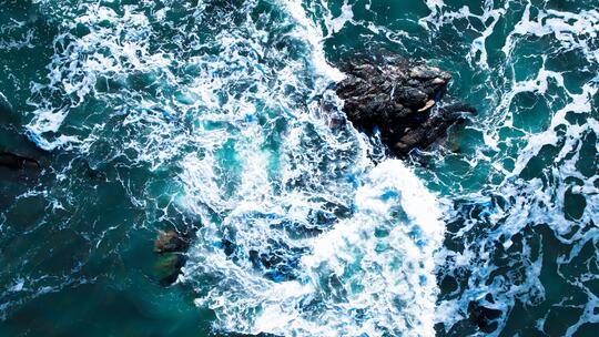 海面波涛汹涌的壮阔景象