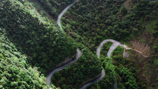 4K盘山公路汽车开跟踪俯视06