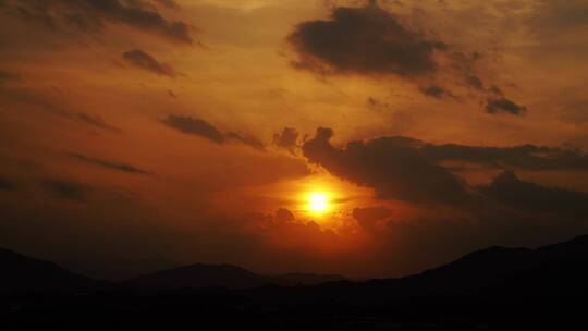 山上日落延时黄昏天空云朵阳光晚霞夕阳天黑