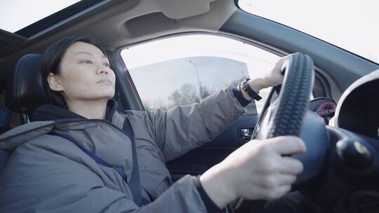 女司机开车汽车驾驶高速公路安全驾驶高速