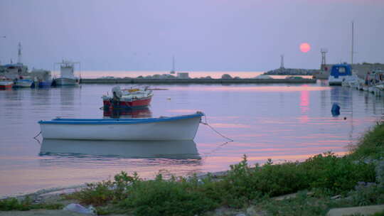 宁静海港的海上夜景，绑着船和海鸥