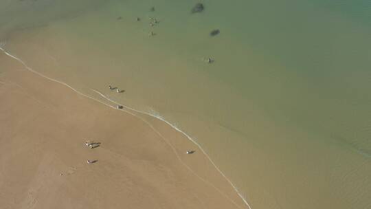 航拍航遍淡蓝色海水和沙滩