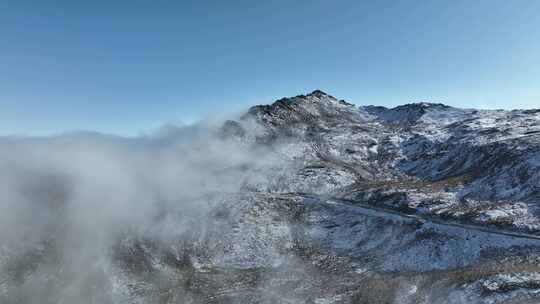 拉远云雾雪山