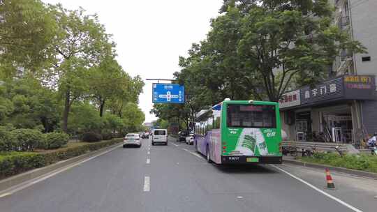 汽车行驶在城市街道