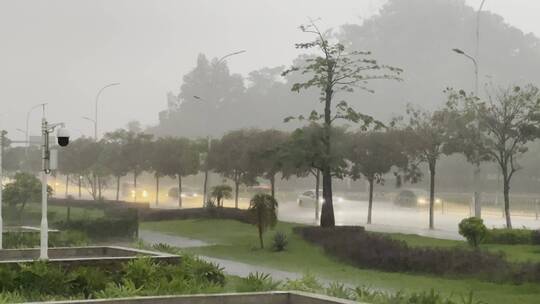 下大雨起雾车流