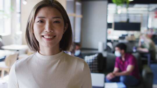 女性白领办公场所使用平板办公