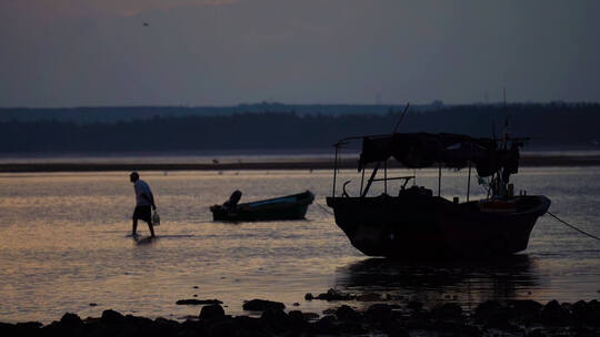 清晨渔民出海