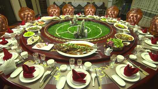 餐厅旋转大圆桌摆满了菜品