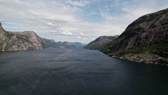 空中拍摄，在挪威Lysefjord的水面