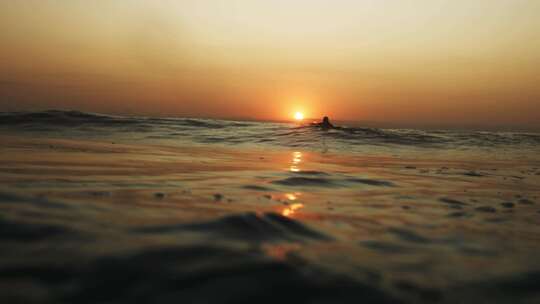 夕阳黄昏海上冲浪