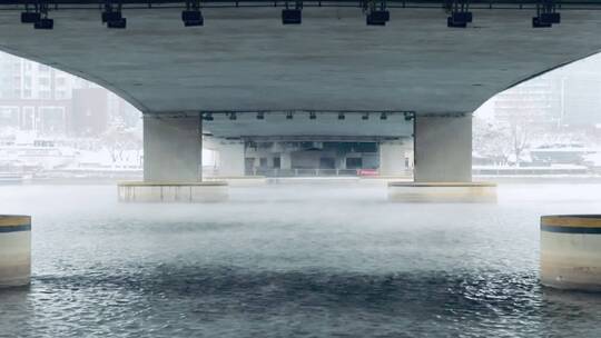 桥面下水面雾气视频素材模板下载