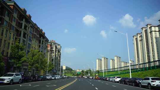 开车行驶在城市道路驾驶第一视角车窗外风景