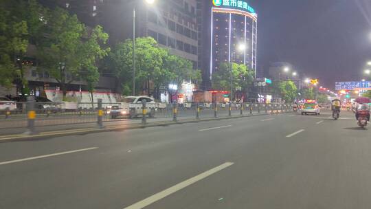 夜晚街头车辆交通路上行人