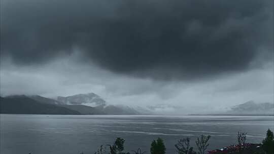 云南高原湖泊泸沽湖阴雨天乌云密布延时