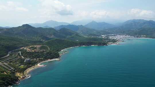 海岸线碧海蓝天摩旅城市芽庄海边村落航拍