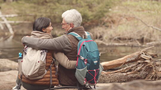 浪漫的老年夫妇在森林旅行视频素材模板下载