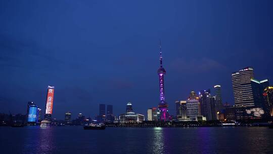 上海外滩的夜晚的城市风景