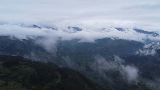 在山区上空的云层中穿行