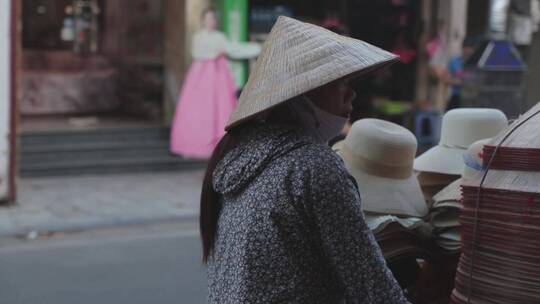 摩托车上的人们和繁忙街道上的商人视频素材模板下载