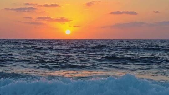 美丽的黄昏晚霞波浪汹涌的海边夕阳日落