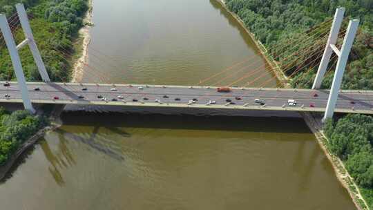 大桥上行驶的汽车视频素材模板下载