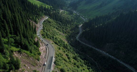 新疆独库公路航拍自驾游汽车山谷盘旋