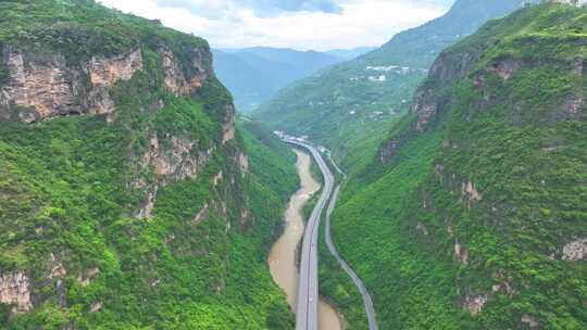 峡谷中的高速公路