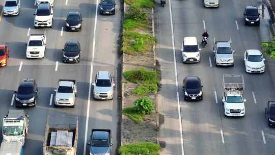 无人驾驶飞机捕捉高速公路道路交通堵塞。