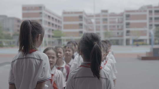 校园里的小学生群体