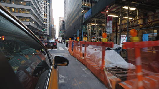黄色的纽约出租车穿过街道