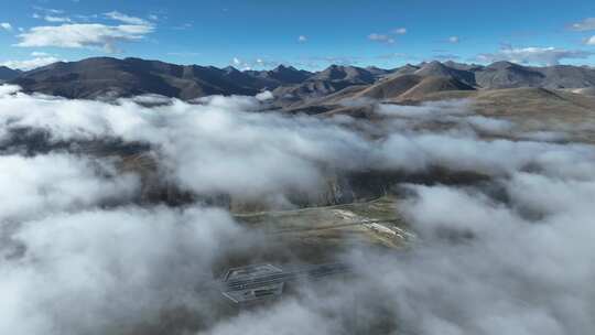 航拍西藏拉萨当雄云雾缭绕下的念青唐古拉山