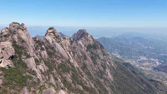 壮观的岩石山峰与辽阔的山脉景观