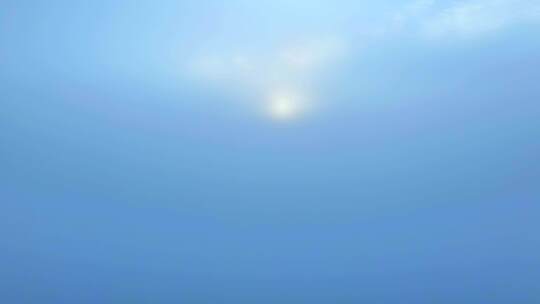 无人机穿过云层看见日出