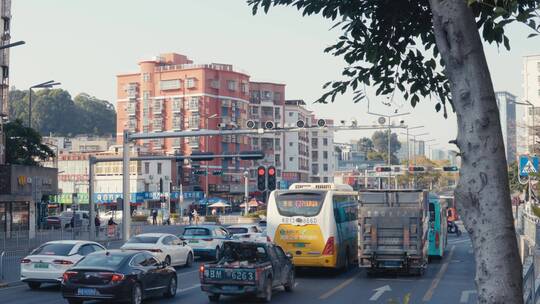 城市道路十字路口行驶车流