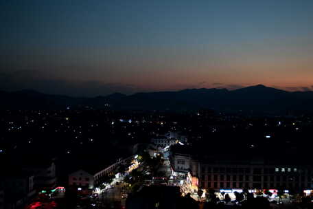 小镇黄昏夜景