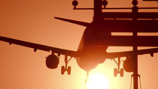 日落时分飞机降落在机场