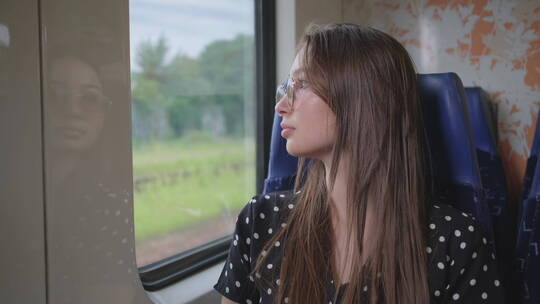 坐火车的女人看向窗外