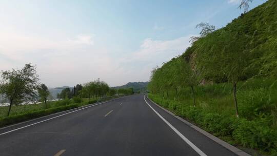 开车行驶在街道上沿途风景