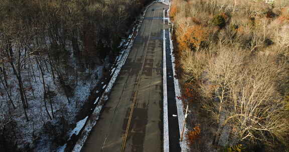 塞阔耶山上空旷的道路，白雪覆盖的树木衬里