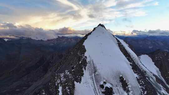 航拍川西贡嘎山卫峰乌库楚雪山风光