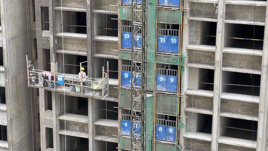 建筑工地高空作业粉刷工