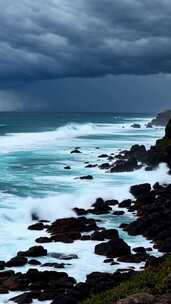 海岸边海浪拍打礁石景观