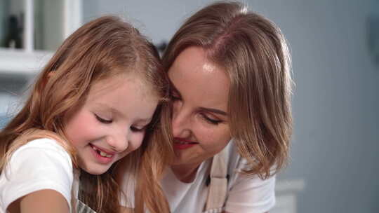 亲子关系一位慈爱的母亲温柔地教她的女儿在视频素材模板下载