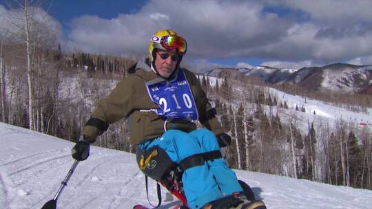 受伤的老兵在滑雪场参加冬季运动视频素材模板下载