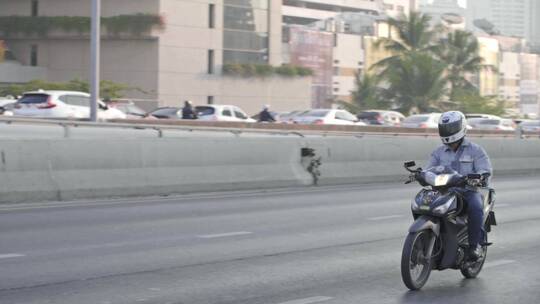 塔克辛桥上的轻便摩托车视频素材模板下载