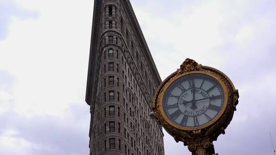 纽约曼哈顿地标建筑上的钟表特写