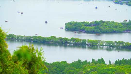 江南杭州西湖苏堤旅游湖面上的观光船