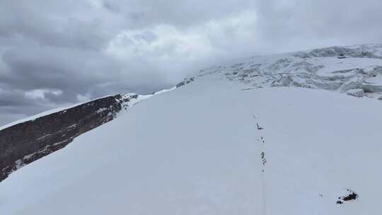 航拍攀登慕士塔格峰雪山冰川的登山队