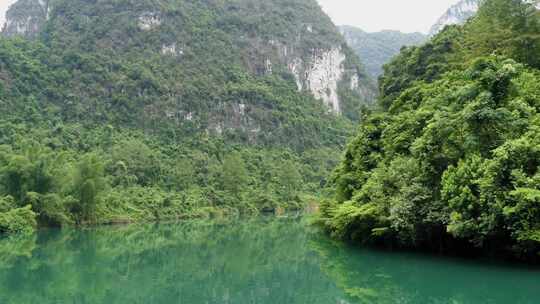 峡谷湖泊航行